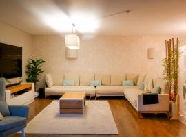 Luxury 2BR Spacious & Stylish with Patio near Metro，位于奥迪韦拉什的酒店