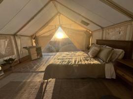 A Cozy Sunrise Glamping Escape with Panoramic View，位于福尔布鲁克的酒店
