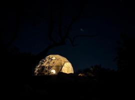 A Cozy Fireside Glamping Escape with Ridge Views，位于福尔布鲁克的酒店