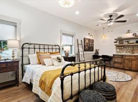 The Bee Room - Cozy Retreat on Midway Main Street，位于米德韦的海滩酒店