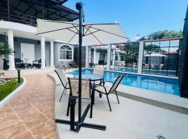 Casa Vacacional con piscina，位于特纳的酒店