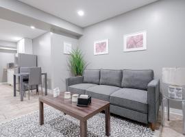 Renovated 2 Bedroom Basement Apartment Near 401 and Amenities，位于鲍曼维尔的酒店
