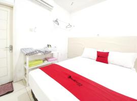 RedDoorz Syariah at Homestay Al Mustaqim Magetan，位于Magetan的酒店