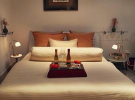 Historic Town Luxe and Epic View，位于Clausen的豪华型酒店