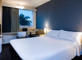 维多利亚机场宜必思酒店，位于维多利亚的酒店