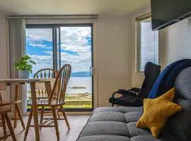 Chalet Studio #6 Waterfront with Spa, Fireplace & Wifi