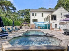 Luxurious Escape Pool Hot Tub Game Room，位于丹尼斯的酒店