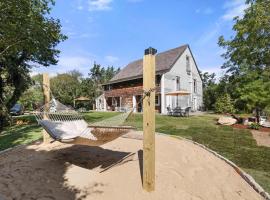 Sprawling Newly Renovated Home Walk to Main St，位于巴恩斯特布尔的酒店