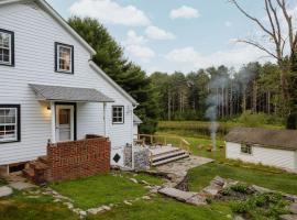 Waterfront 1900s Hot Tub Eldred Homestead，位于Eldred的酒店