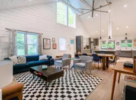 Hare & Hollow with Hot Tub & Fenced Yard