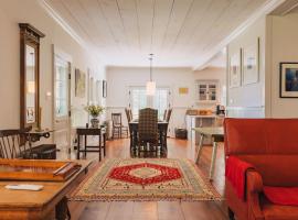 Secluded Charming Farmhouse Lake Views Firepit，位于Lava的酒店