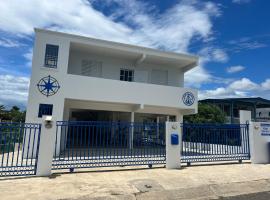 Casa Isla Azul, 4BR-3Ba-2Kit Wi-Fi, AC, Pool, Solar Power Boqueron Puerto Rico Walk to El Poblado Cabo Rojo，位于卡沃罗霍的酒店