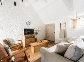 Snug Cotswolds Farm Cottage - The Henloft