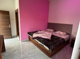 Hello India home stay，位于克久拉霍的带热水浴缸的酒店