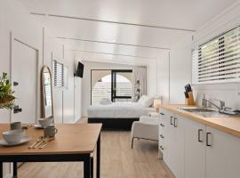 Beachfront Studio Steps to the Sand，位于吉斯伯恩的宠物友好酒店