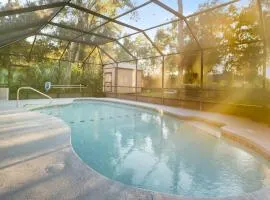Heated Pool with Lanai- 10min from Beach- Lots of amenities
