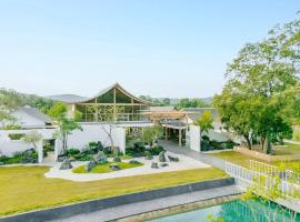 Kiyomizu Onsen & Glamping Resort Saraburi，位于Ban Nong Nak的带泳池的酒店