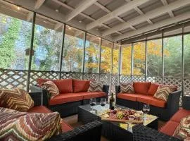 King Bed! Soaking tub! Fenced Yard w Screen Patio