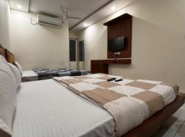 Hotel prakash tower，位于乌贾因的宠物友好酒店