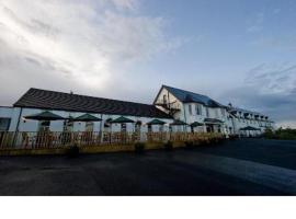 The Highways Hotel，位于拉恩的酒店