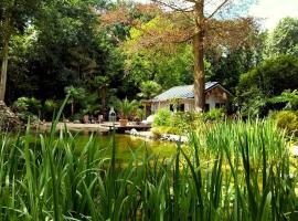 CoCo Cabin Luxe Tiny House - Priv&eacute; Hottub - Strand & zwemvijver - Privacy，位于沃登贝赫的小屋