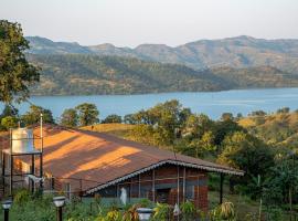 CosmicStays Birdsong Cottage Hilltop Lakeview Stay，位于Torna的酒店