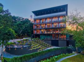 The Saray Munnar Luxury Resort with Pool by VOYE HOMES，位于蒙纳的酒店