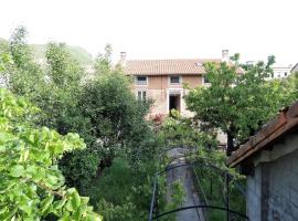 Beautiful apartment in Provençal residence with garden and WiFi，位于迪涅莱班的酒店