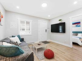 Lovely Coach House in Langley with Queen Beds Pkg，位于兰利的酒店