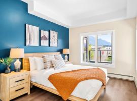 Stylish 2BR Golden Getaway with BBQ and Stunning Views，位于戈尔登的酒店