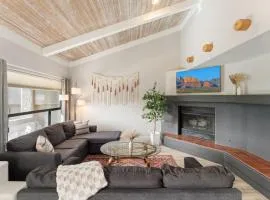 2BR Sedona Escape with Workspace and Pool Access