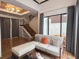 Kyzen Stay Central Family Home w Pool & Loft Net，位于巴淡岛中心的酒店