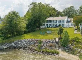 Hot Tub + Private Beach: Waterfront Urbanna Escape