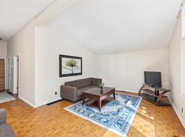 4 Bedroom full house with 4 car parking，位于金斯顿的酒店