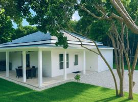 La Maison Blanche- Close Beach Access，位于Gregory Town的酒店