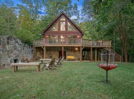Spectacular Log Cabin Home 45 minutes to Asheville，位于马里昂的酒店