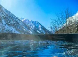 Stone Mountain Cabin Overlooking Ala Valley