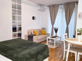 IVY Luxury Residence - Self Check-In 247 - Garden - Near Airport & US Embassy - Băneasa Mall，位于布加勒斯特的酒店