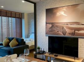 SkyLink Thonglor Luxury Condo with Pool BTS Access，位于Khlong Toei的酒店