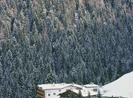 格尼斯可杰霍夫山温泉度假酒店，位于新波南特的酒店