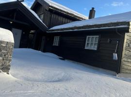 Nice cottage in quiet surroundings, surrounded by beautiful nature, near Gullingen，位于Gullingen的酒店