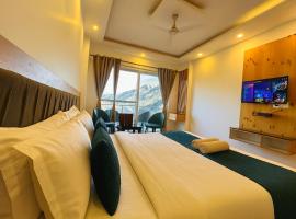 PR Wood Hotel & Resort - Rooftop Cafe ! Terrace ! Mountain View with Balcony Rooms，位于穆索里的住宿