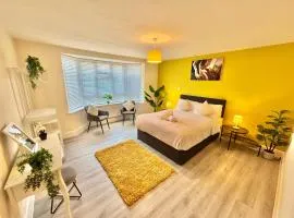 Central Three Bedroom Stay Near Beach & Town Centre - Free Parking - 5 Mins Walk to The Beach