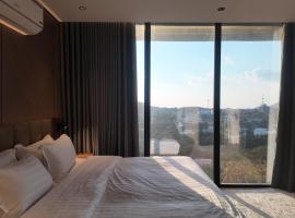 Merya Chalets - Al Shafa，位于阿尔莎法的带停车场的酒店