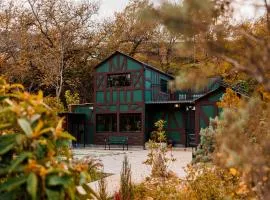 Chalet Green