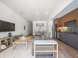 Stylish Condo Mins to Shoreline，位于长滩的酒店