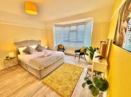 Stylish Three Bedroom Apartment - 5 Mins Walk to Beach - Free Parking