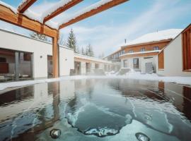 霍拉尔酒店，位于罗斯诺夫&middot;波德&middot;拉德霍斯滕的带热水浴缸的酒店