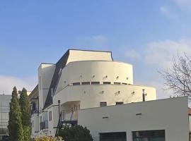 Holiday Beach Budapest Hotel，位于布达佩斯的酒店