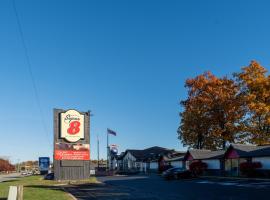Super 8 by Wyndham Gananoque - Country Squire Resort，位于加纳诺克的酒店